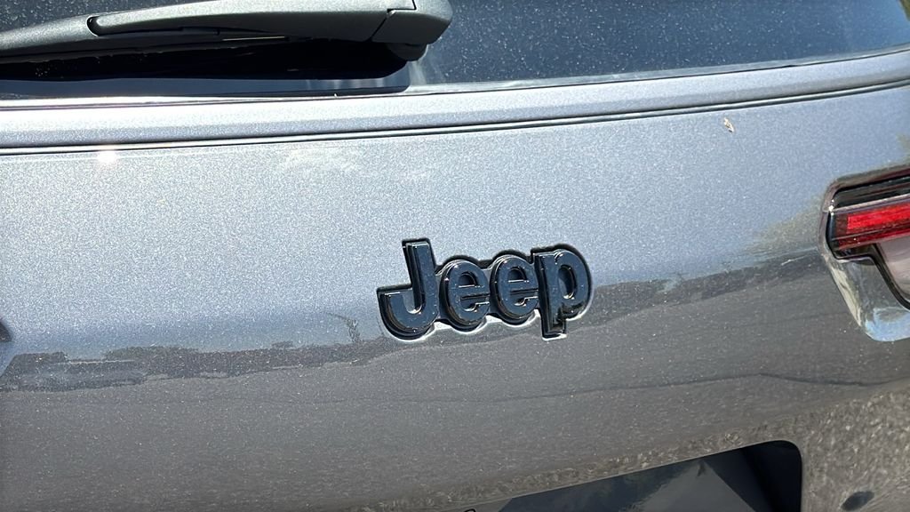 New 2026 Baltic Gray Metallic Clear-Coat Exterior Paint Jeep Limited image 11