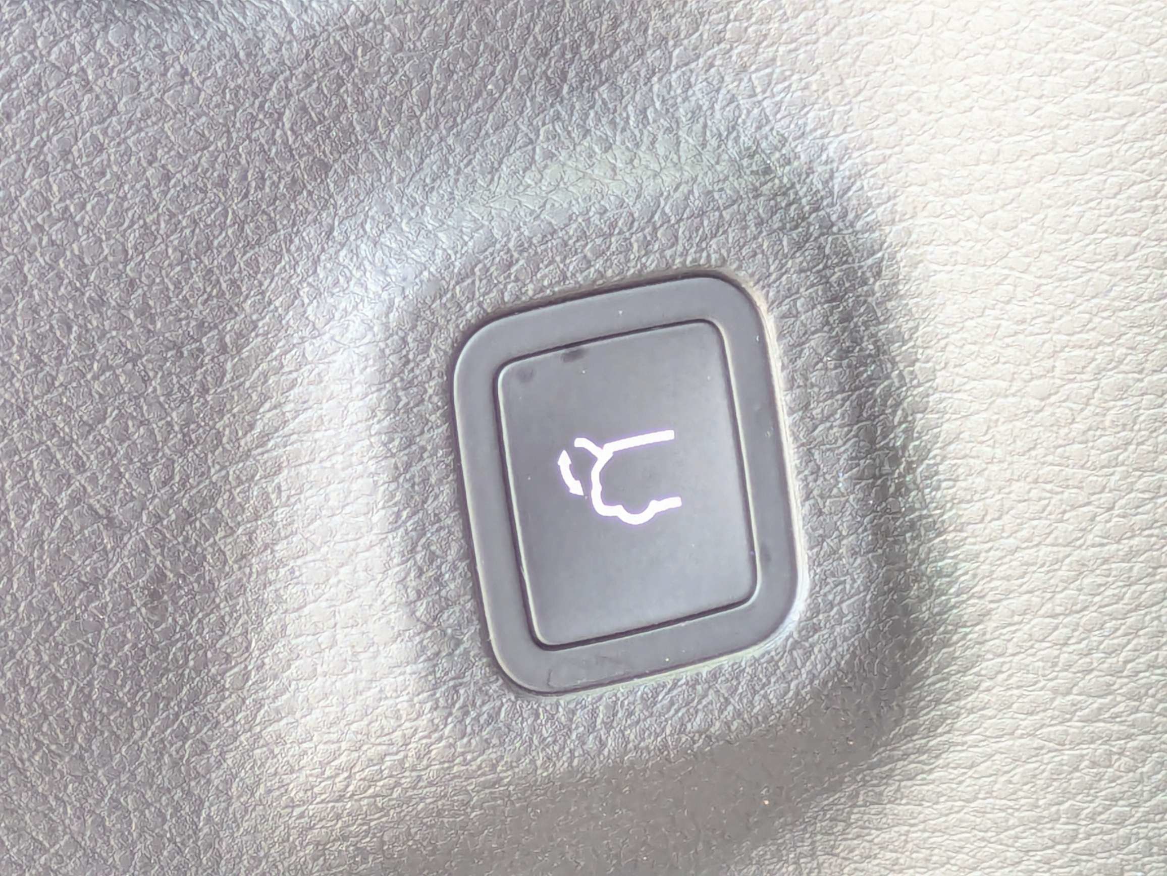 Used 2025 Red Hot Pearlcoat Jeep Latitude image 16