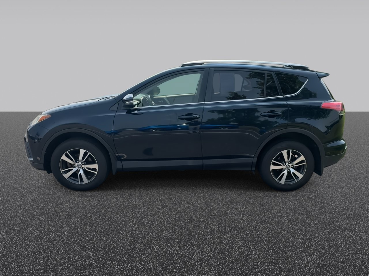 Used 2018 Galactic Aqua Mica Toyota XLE image 5