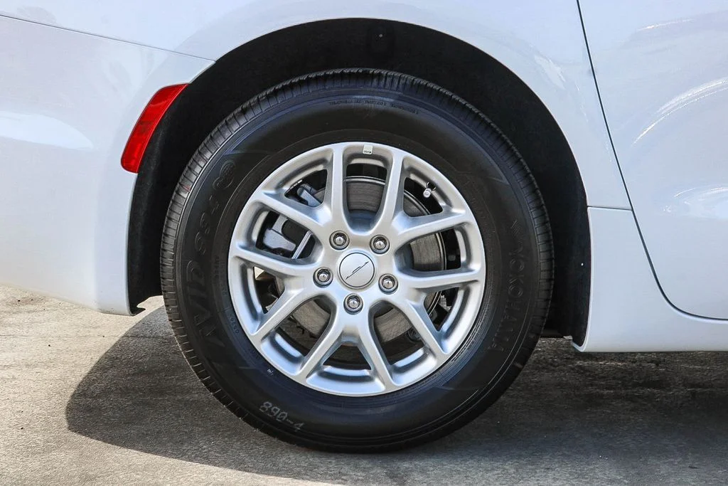 New 2027 White/off-white Chrysler Select image 12