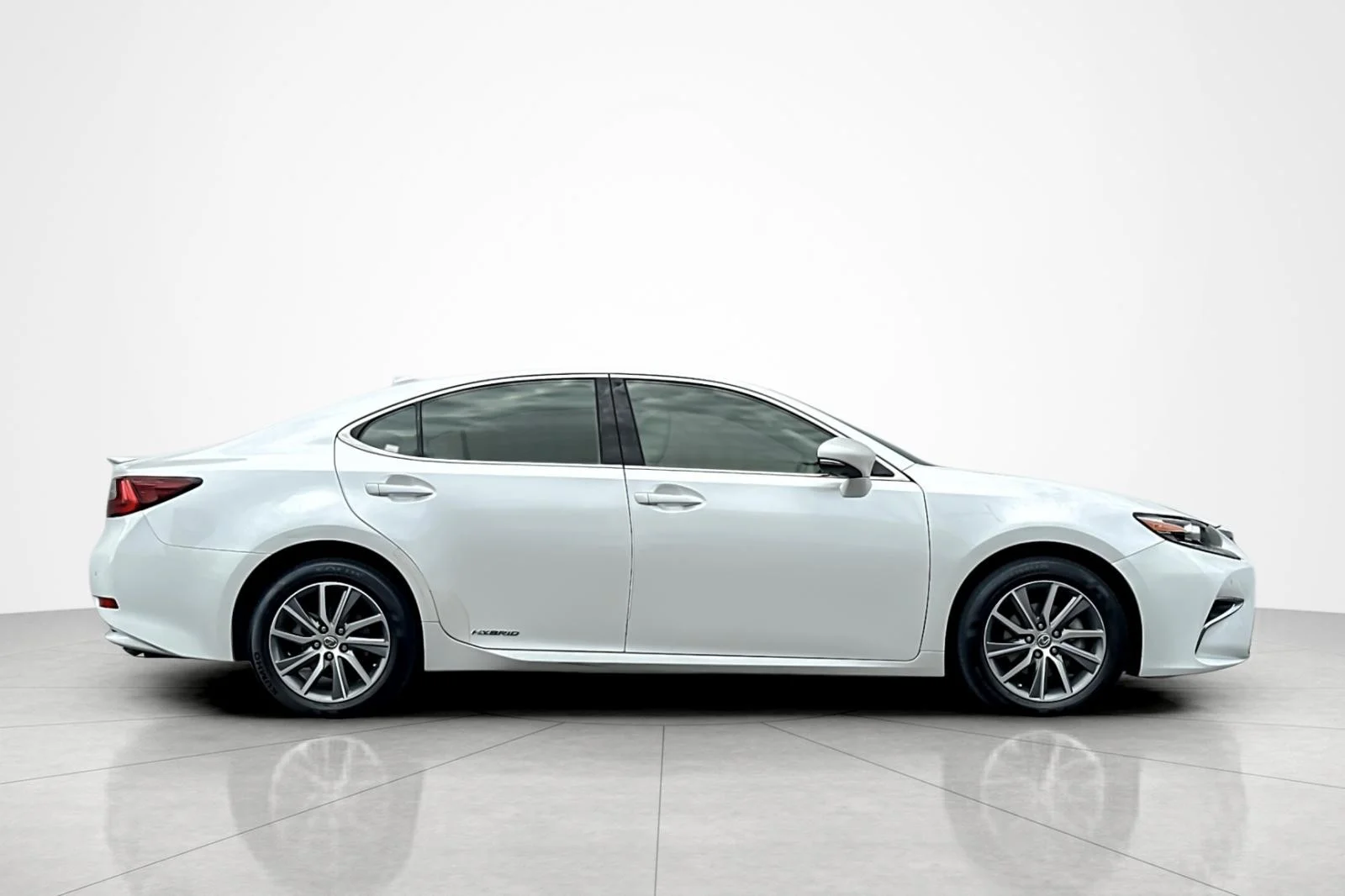 Used 2017 EMINENT WHITE Lexus ES 300h image 6