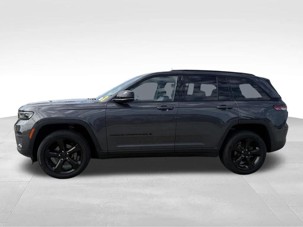 Used 2023 Gray Jeep Altitude X image 2