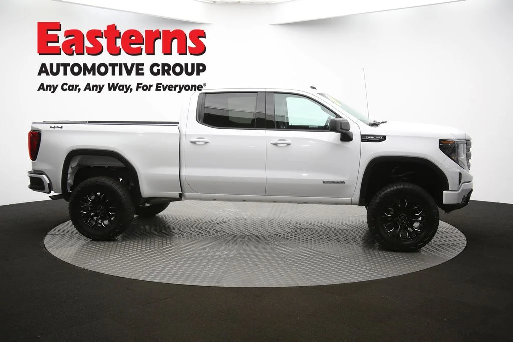 Used 2025 White GMC Elevation image 44