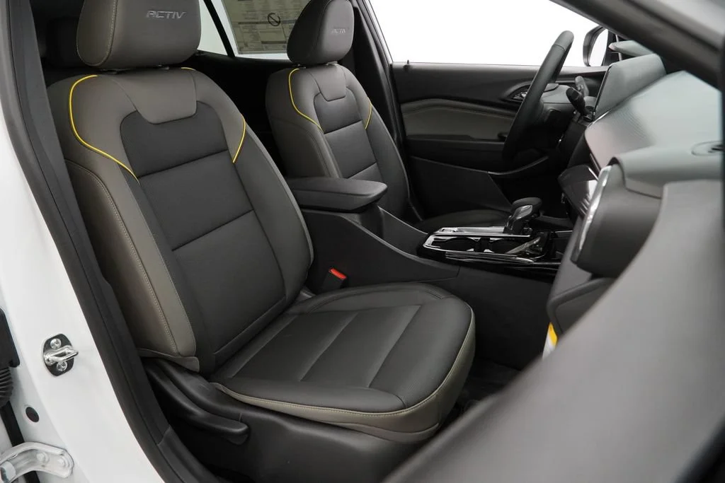 New 2026 Summit White Chevrolet ACTIV image 27
