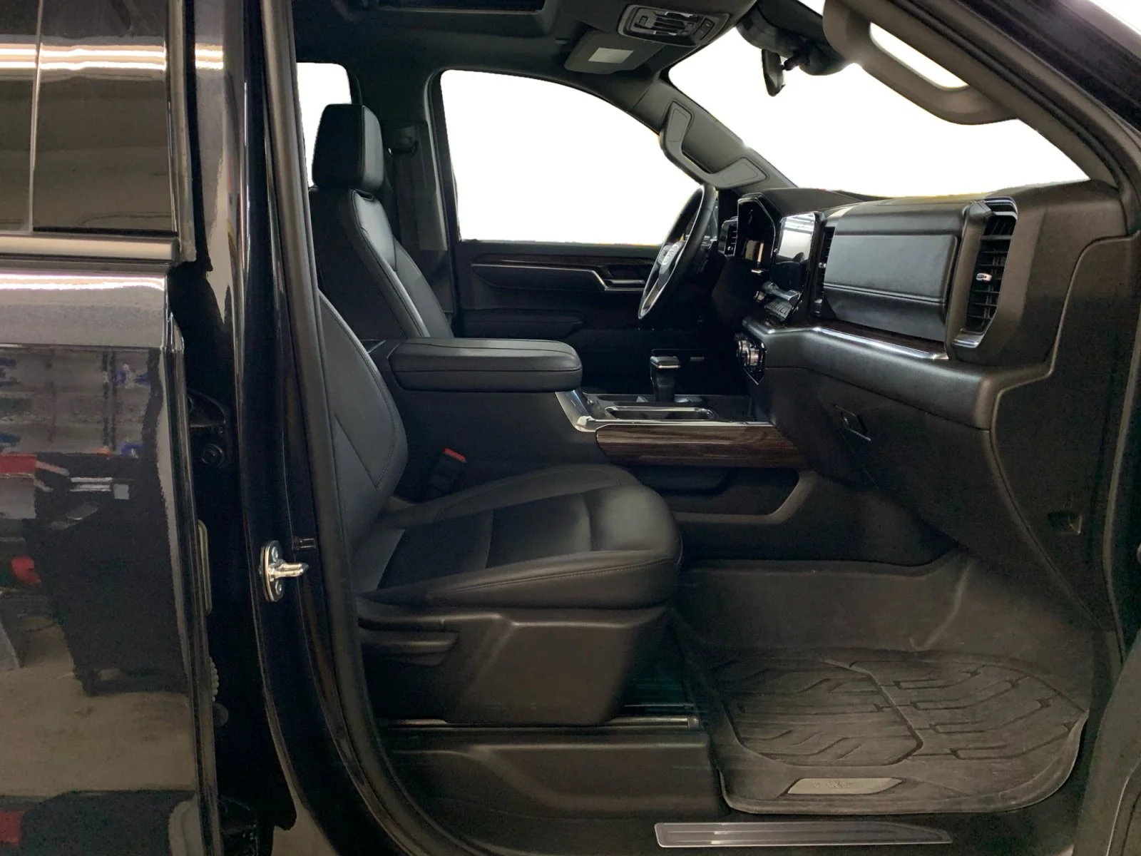 Used 2025 TITANIUM RUSH METALLIC GMC Elevation image 17