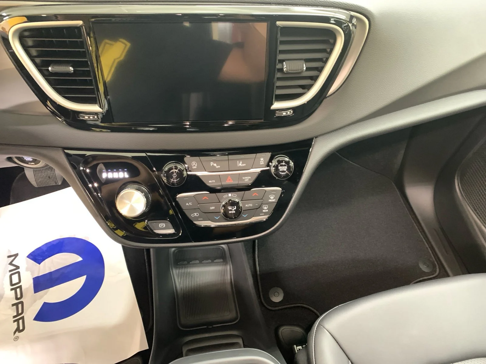 New 2027 Bright White Chrysler SXT image 15