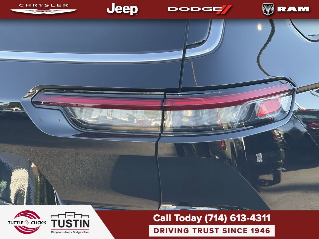 Used 2025 Diamond Black Crystal Pearlcoat Jeep Laredo image 12