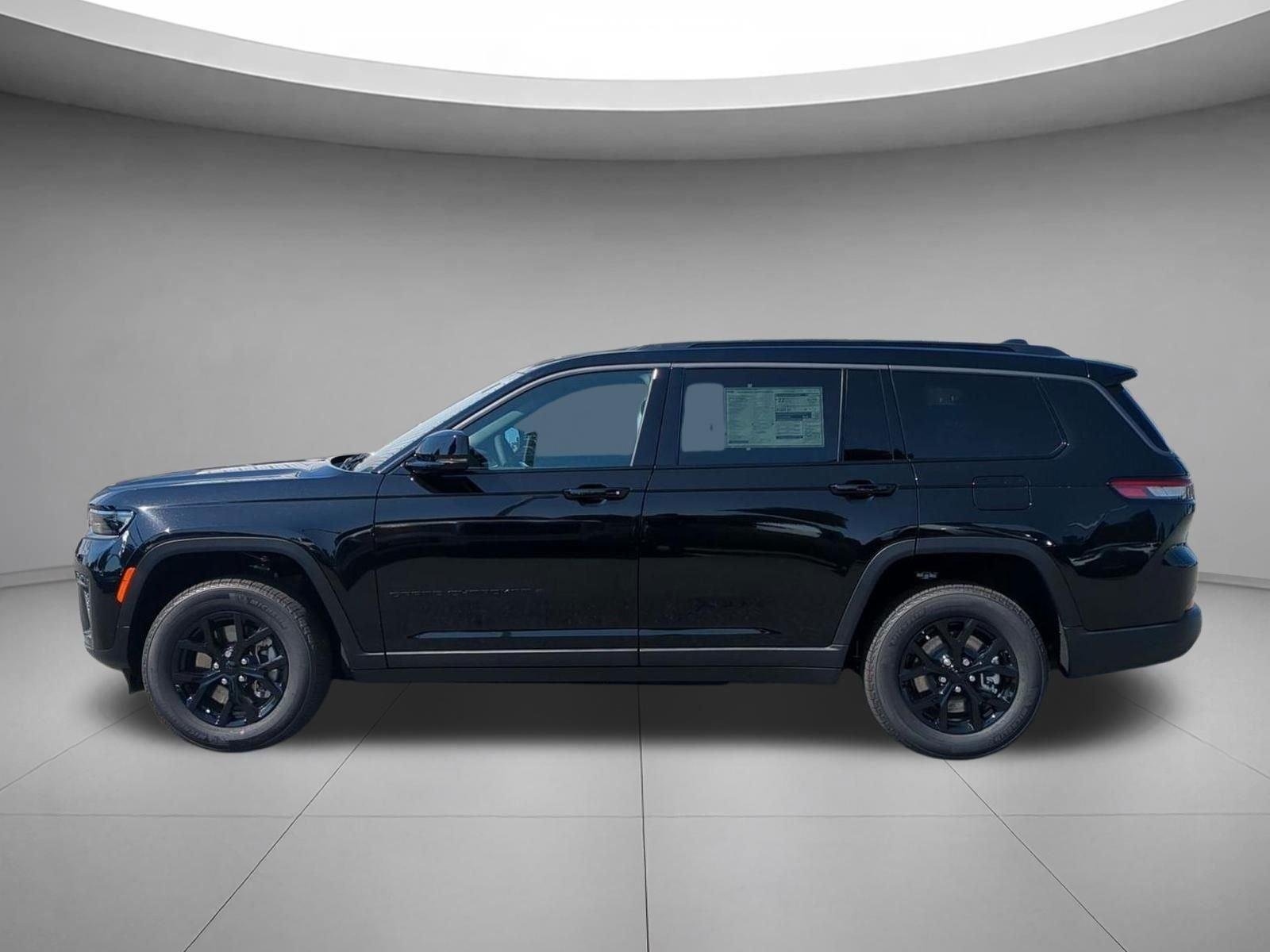 New 2026 Diamond Black Crystal Pearl-Coat Exterior Paint Jeep Laredo Altitude image 2