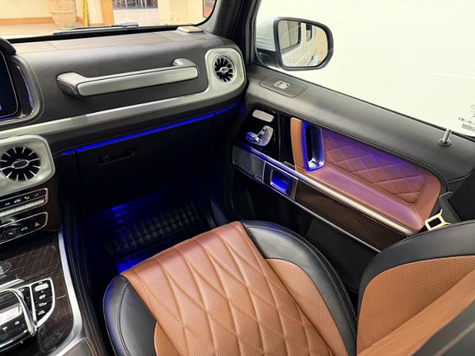 Certified Used 2024 MANUFAKTUR Moonlight White Metallic Mercedes-Benz 4MATIC® image 13