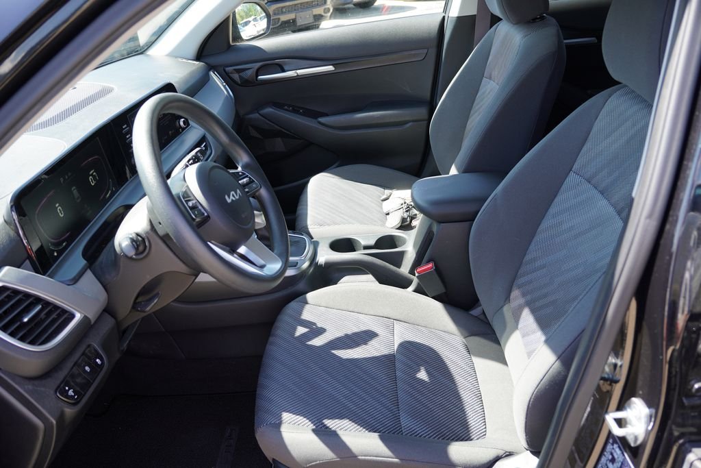 Used 2024 Fusion Black Kia LX image 4