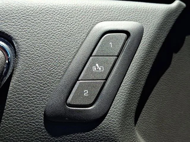 Used 2011 RADIANT SILVER METALLIC Cadillac RWD image 23
