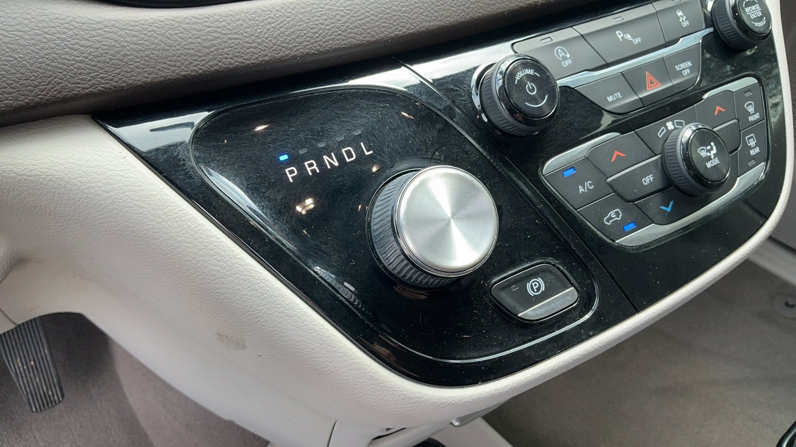 Used 2019 White Chrysler LX image 32