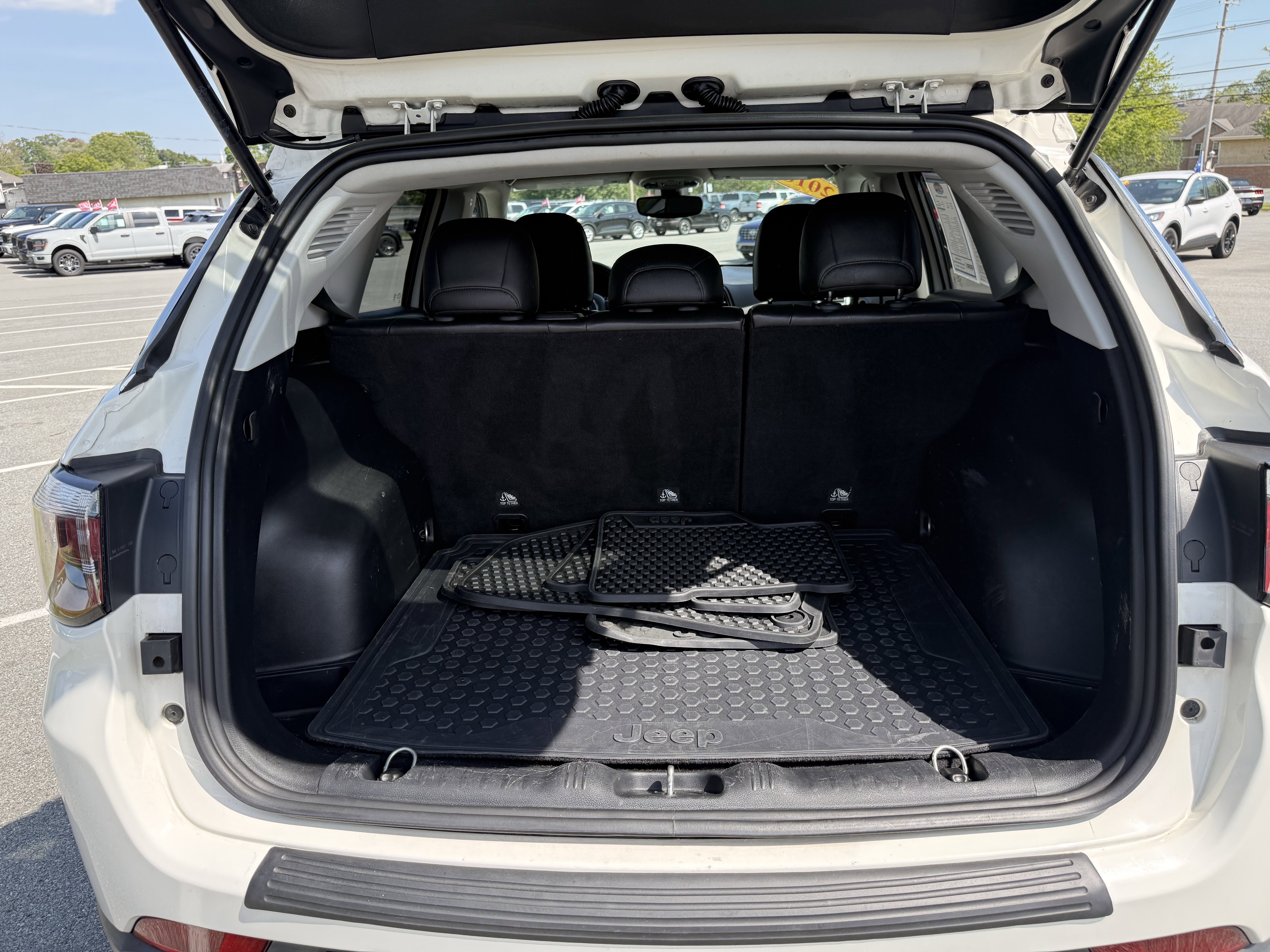 Used 2018 White Jeep Latitude image 31