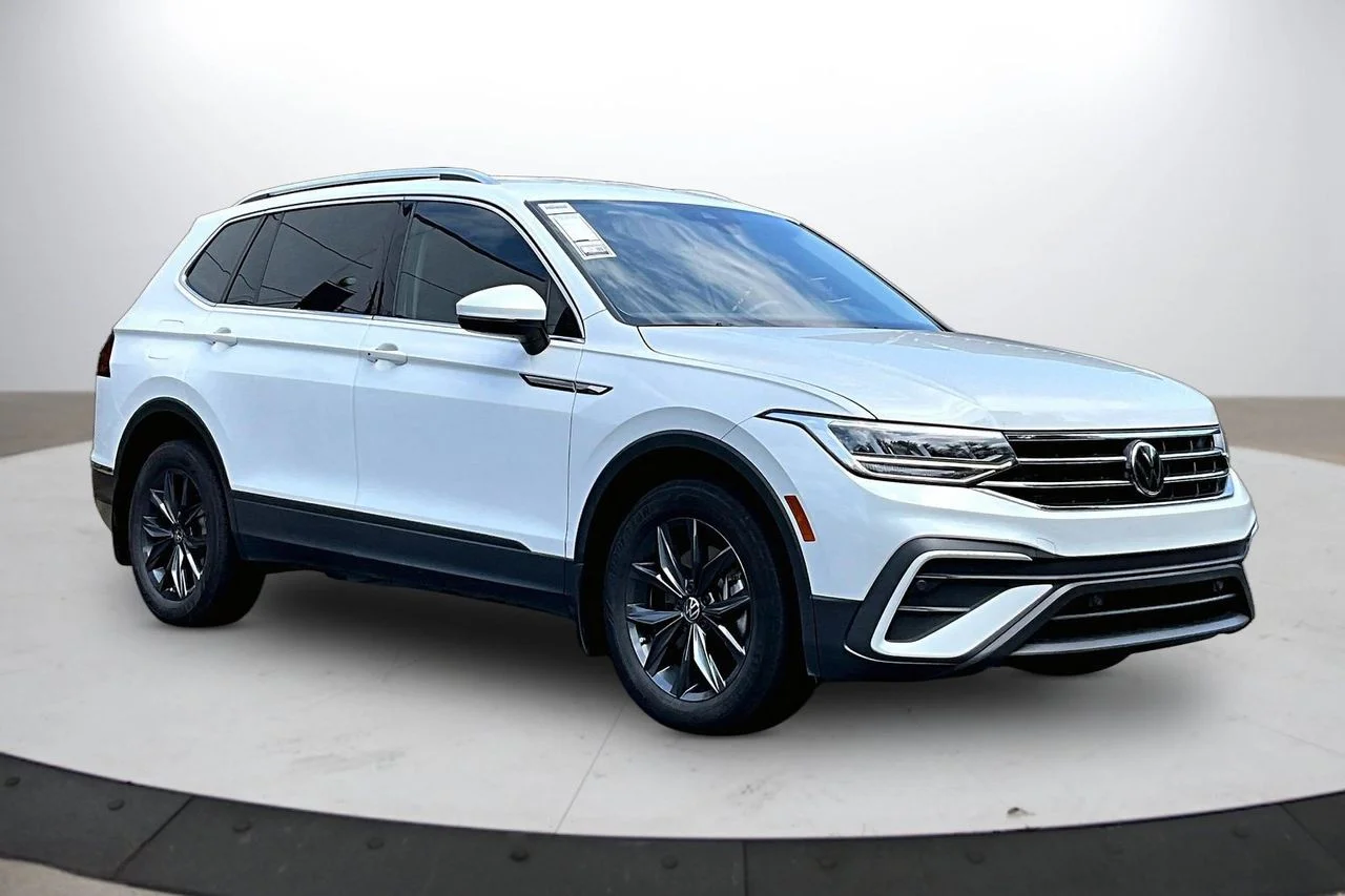 Certified Used 2023  Volkswagen 2.0T SE image 2