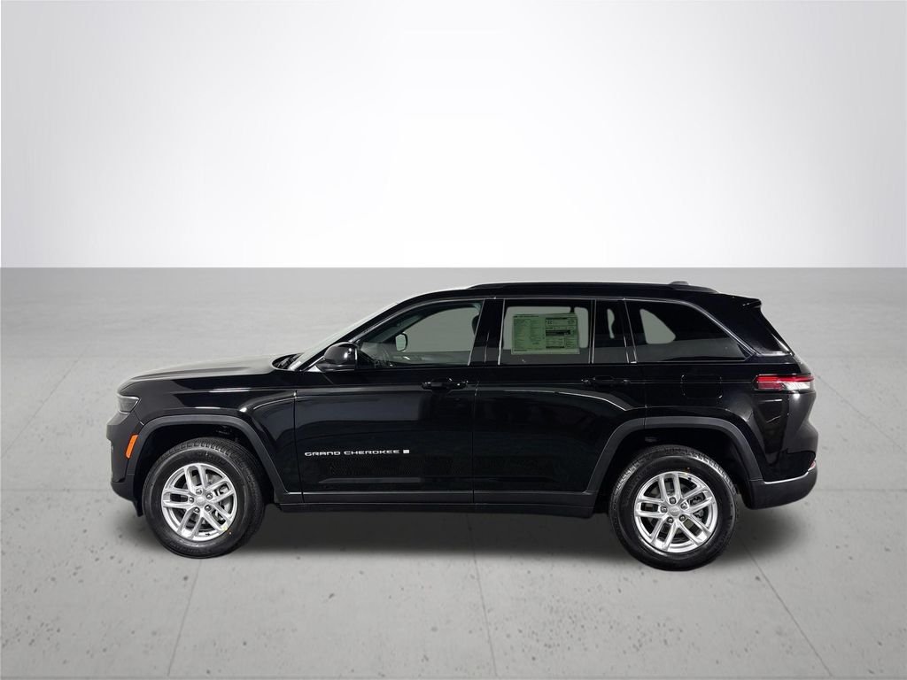 New 2026 Diamond Black Crystal Pearl-Coat Exterior Paint Jeep Laredo X image 9