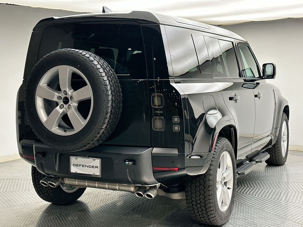 New 2026 Santorini Black Land Rover X-Dynamic SE image 3