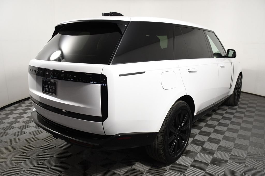 New 2026 Ostuni Perl Wh Land Rover SE image 6