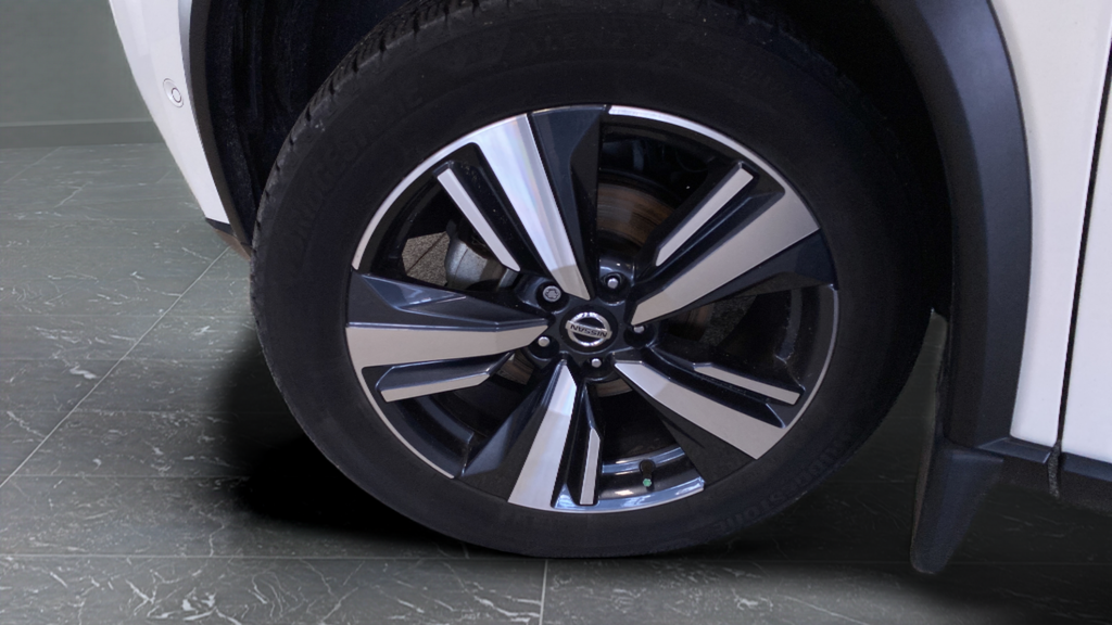 Used 2021 Pearl White Tricoat/Super Black Nissan Platinum image 30