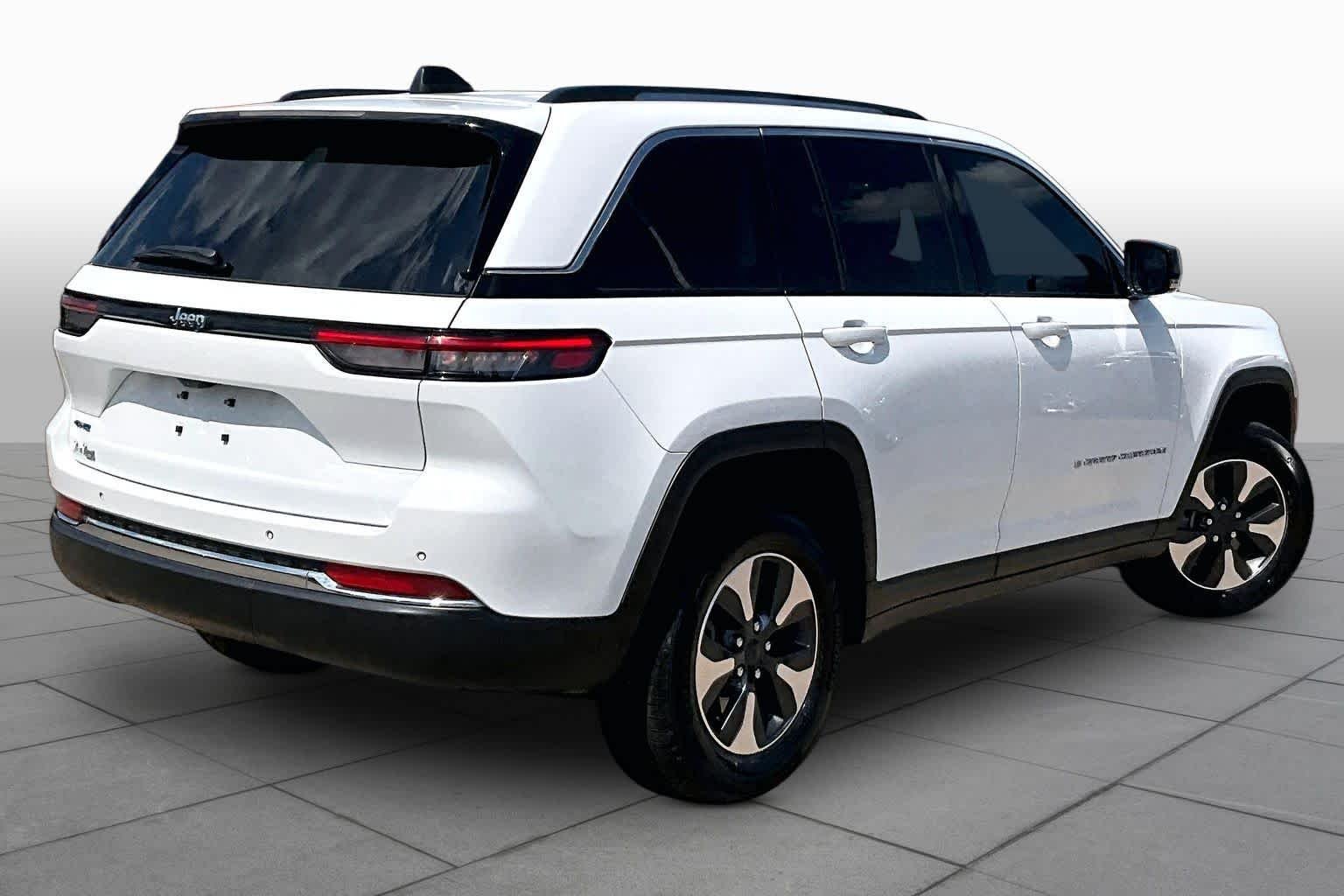 Used 2022 Bright White Clearcoat Jeep  image 13