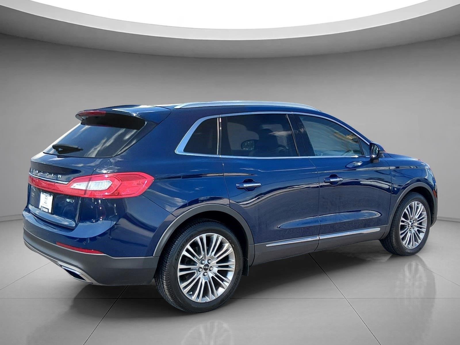 Used 2018 Blue Diamond Metallic Lincoln Reserve image 5