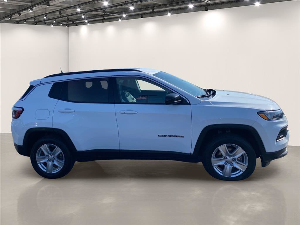 Used 2022 Bright White Clearcoat Jeep Latitude image 8