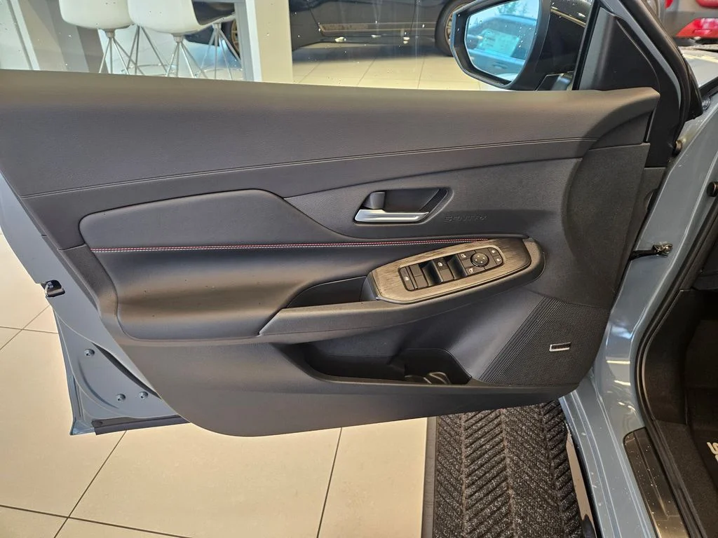 New 2026 Atlantic Gray Metallic / Super Black Two-tone Nissan SR image 13