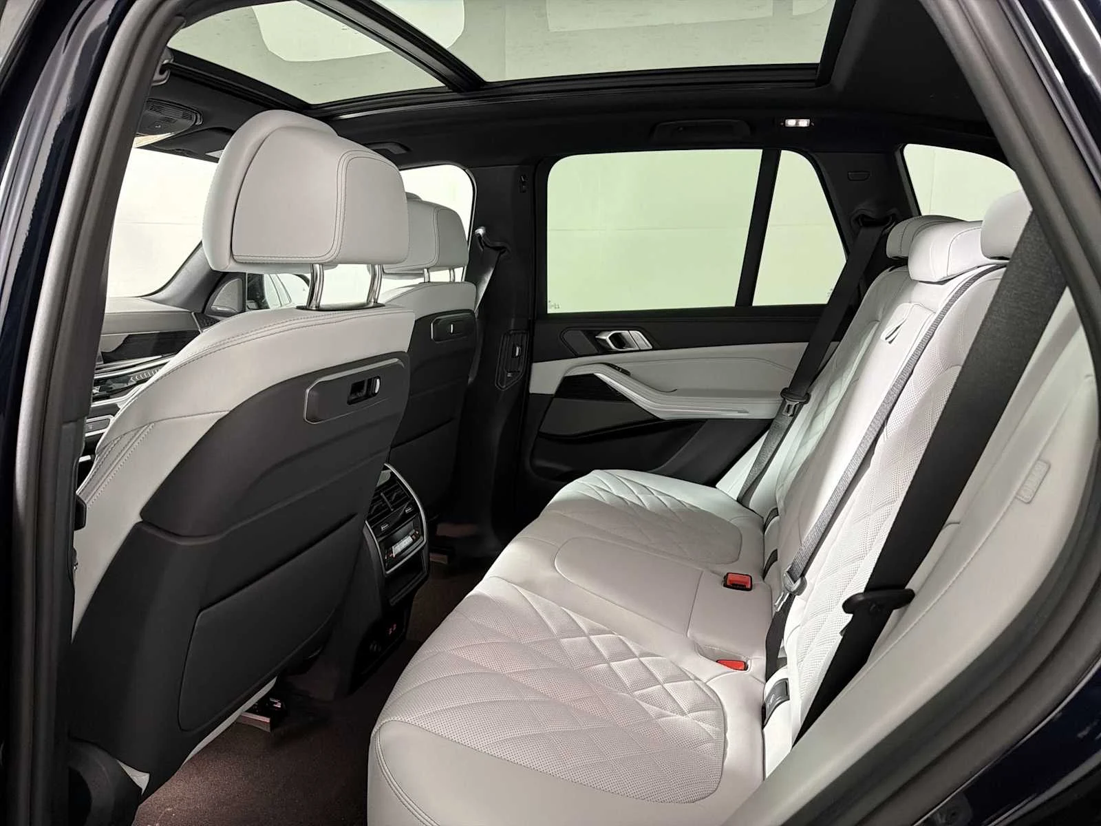 New 2026 Carbon Black Metallic BMW xDrive40i image 19