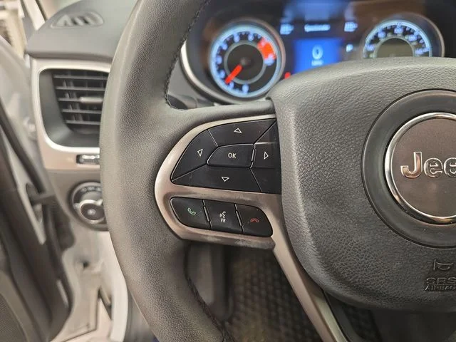 Used 2021 Bright White Clearcoat Jeep Latitude Lux image 30
