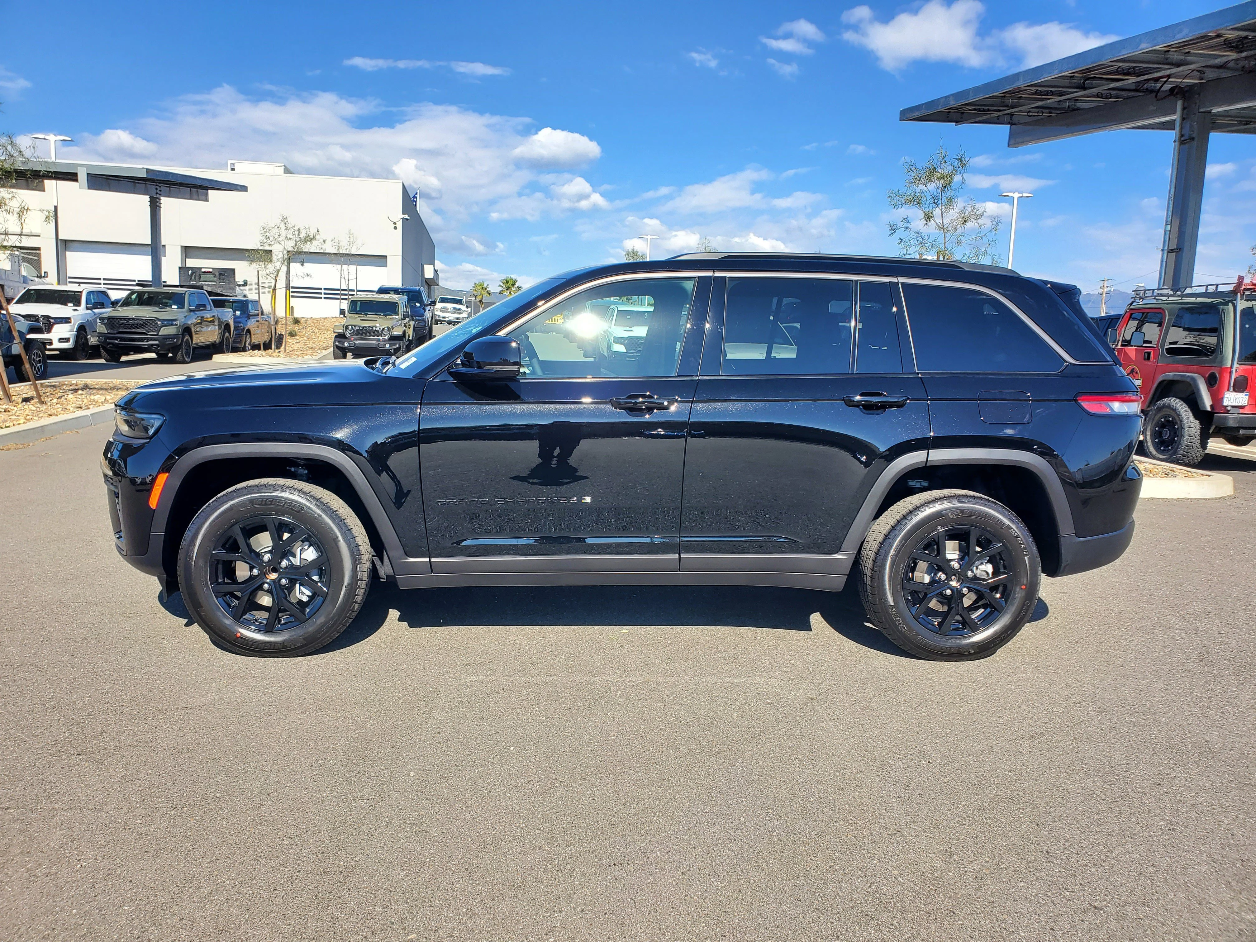New 2026 Diamond Black Crystal Pearlcoat Jeep Altitude image 2