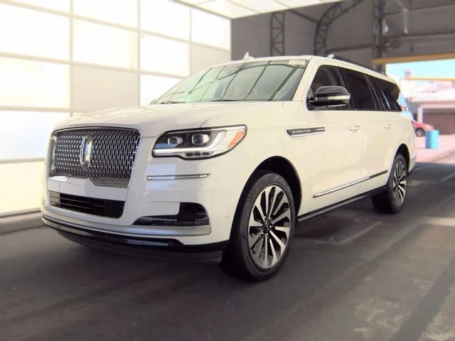 Used 2022 White Lincoln Reserve image 2