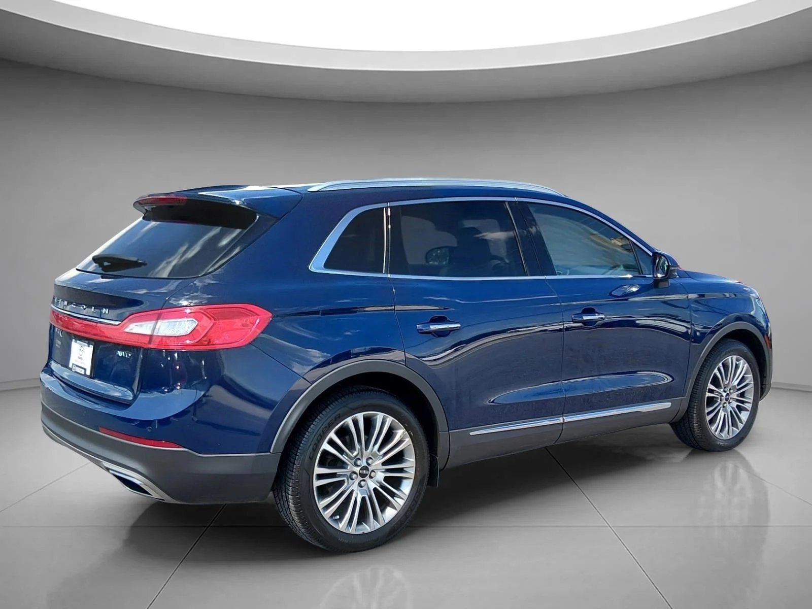 Used 2018 Blue Diamond Metallic Lincoln Reserve image 5