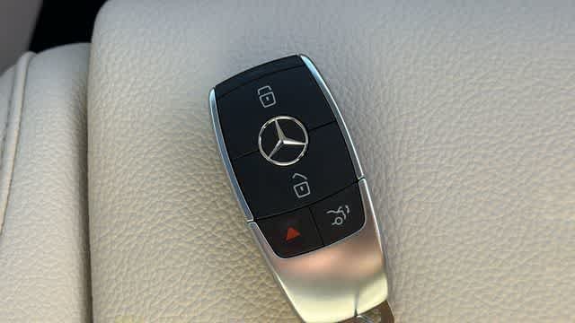 Certified Used 2025 Polar White Mercedes-Benz GLB 250 image 36