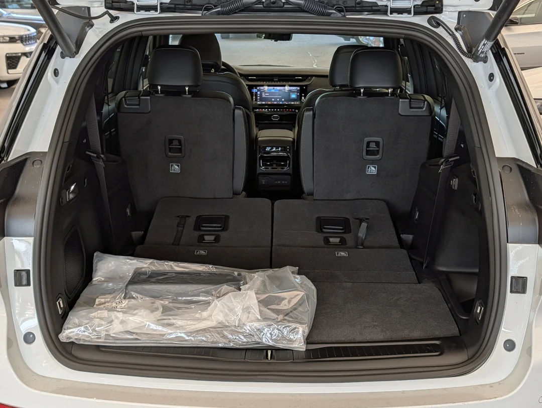 New 2026 White Jeep 85th Anniversary - - 4x4 - 324HP Turbo Hurricane I4 - 3rd Row Seating - Blind Spot Monitor & More! image 32