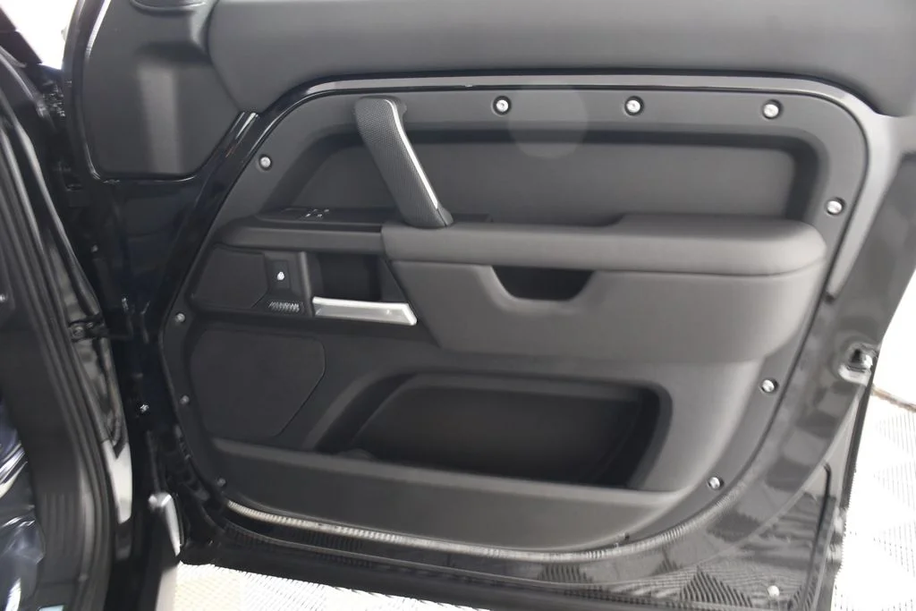 New 2026 Santorini Blk Land Rover X image 18