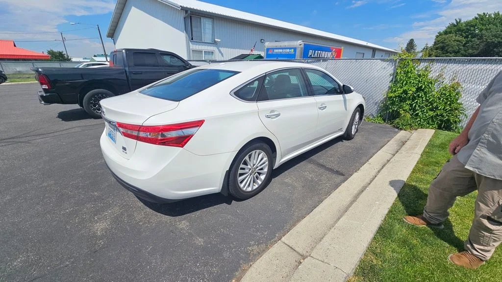 Used 2014 White Toyota XLE Touring image 3