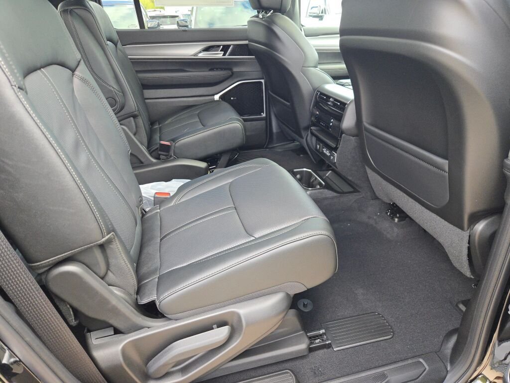 New 2026 High Gloss Black Exterior Paint Jeep Limited Reserve image 12