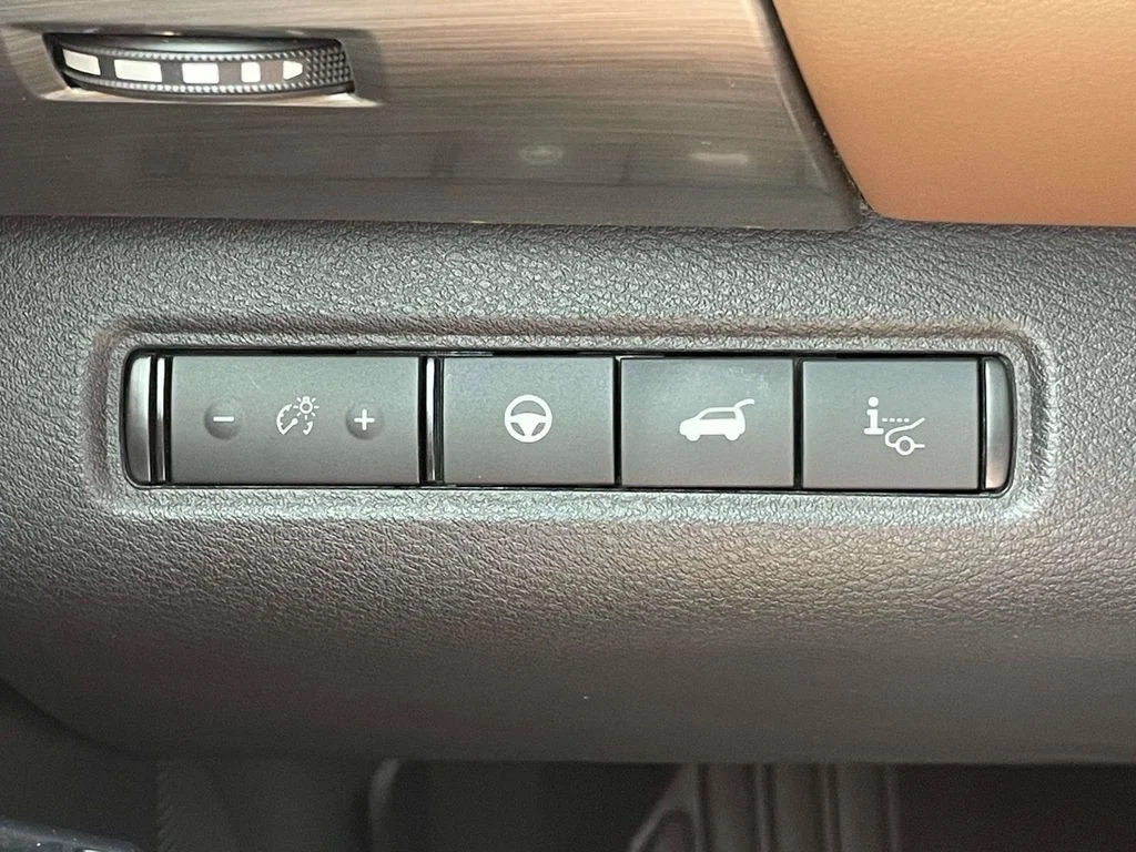 Certified Used 2023 White Nissan Platinum image 27