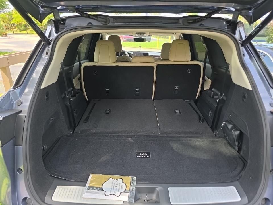 Used 2025 White INFINITI Sensory image 8