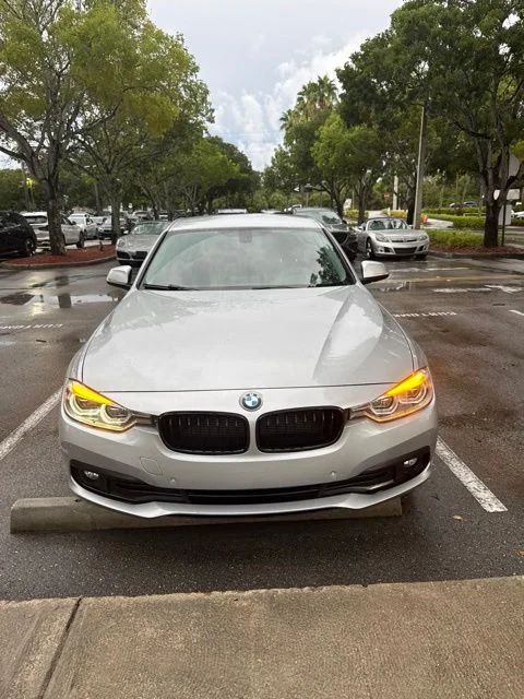 Used 2018 Silver BMW 320i image 2