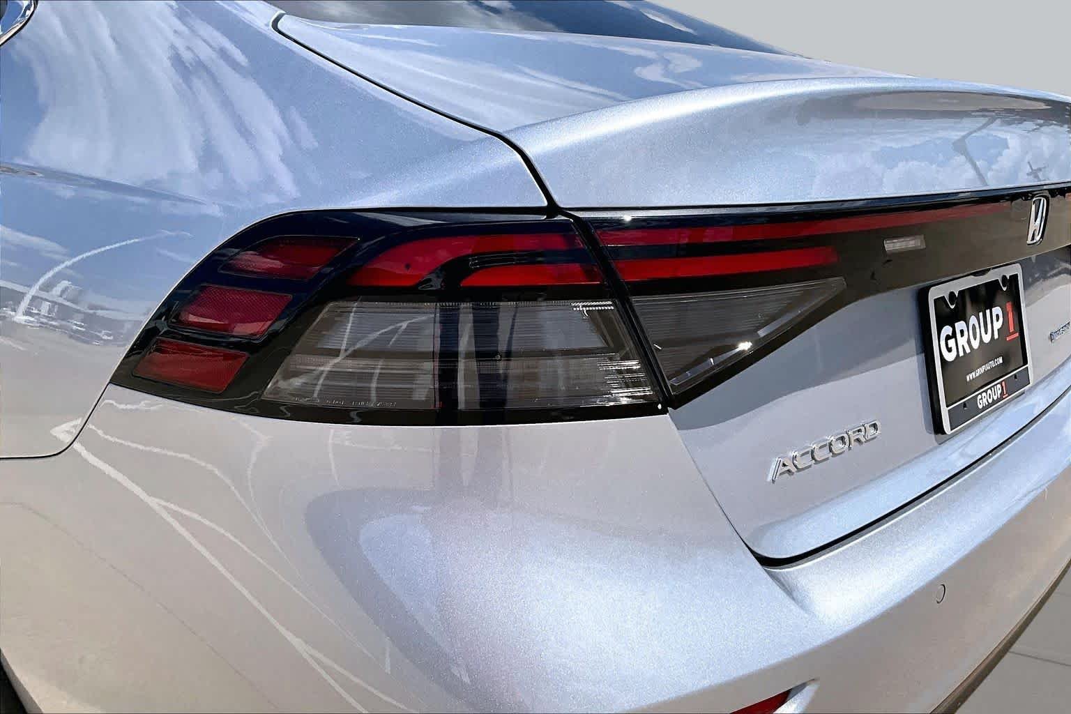 Used 2024 Solar Silver Metallic Honda EX-L image 28