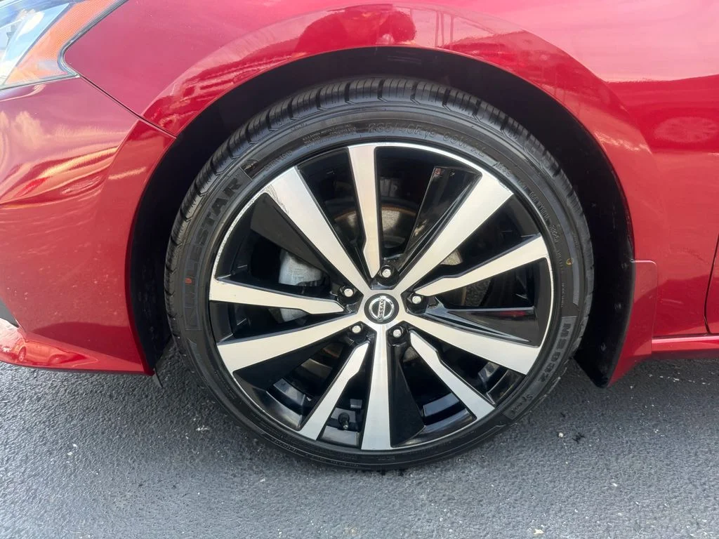 Used 2020 Red Nissan 2.5 SR image 16