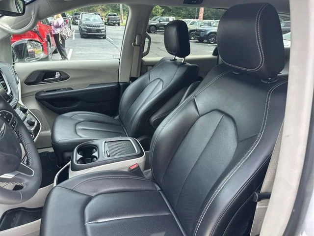 Used 2024 White Chrysler Select image 15
