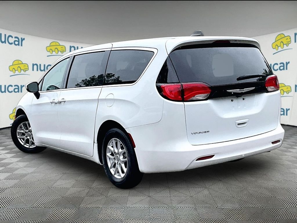 Used 2023 White Chrysler LX image 4
