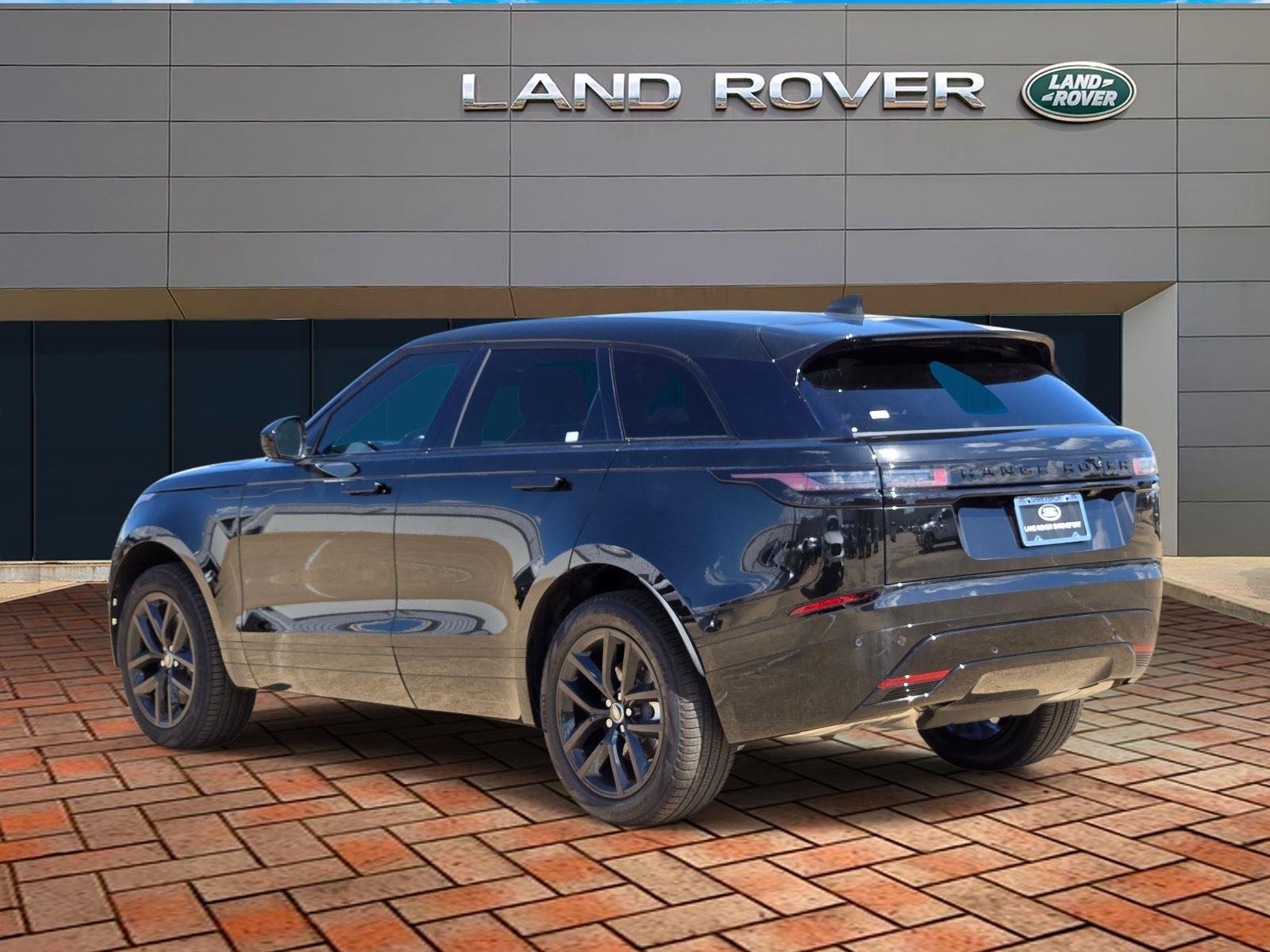 New 2025 Santorini Black Land Rover Dynamic SE image 4