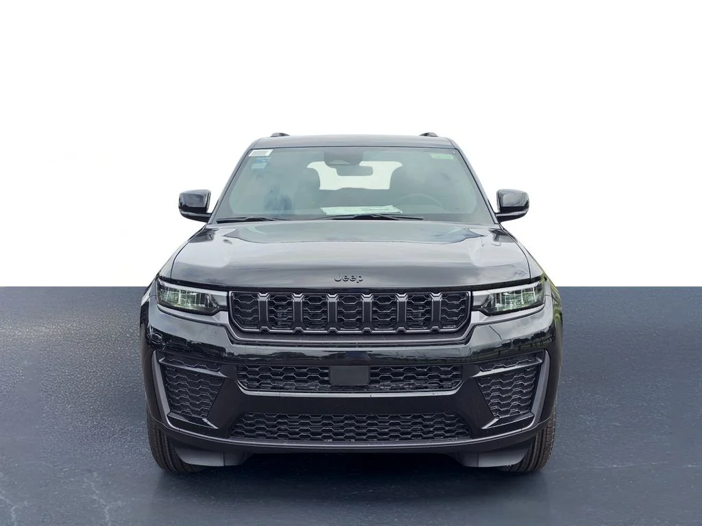New 2026 Diamond Black Crystal Pearl-Coat Exterior Paint Jeep Altitude image 2