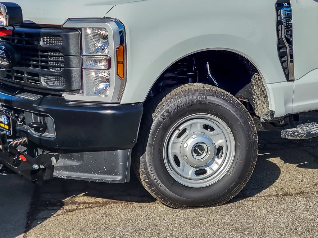New 2026 Oxford White Ford XL image 3