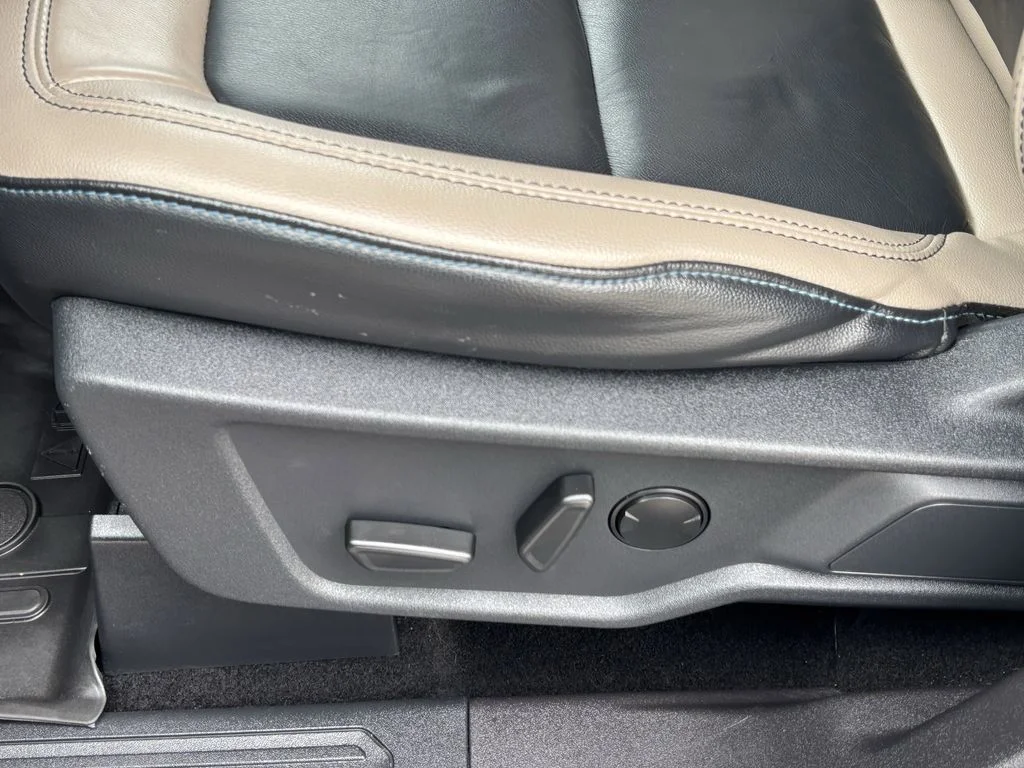 Used 2024 Gray Ford Wildtrak image 15