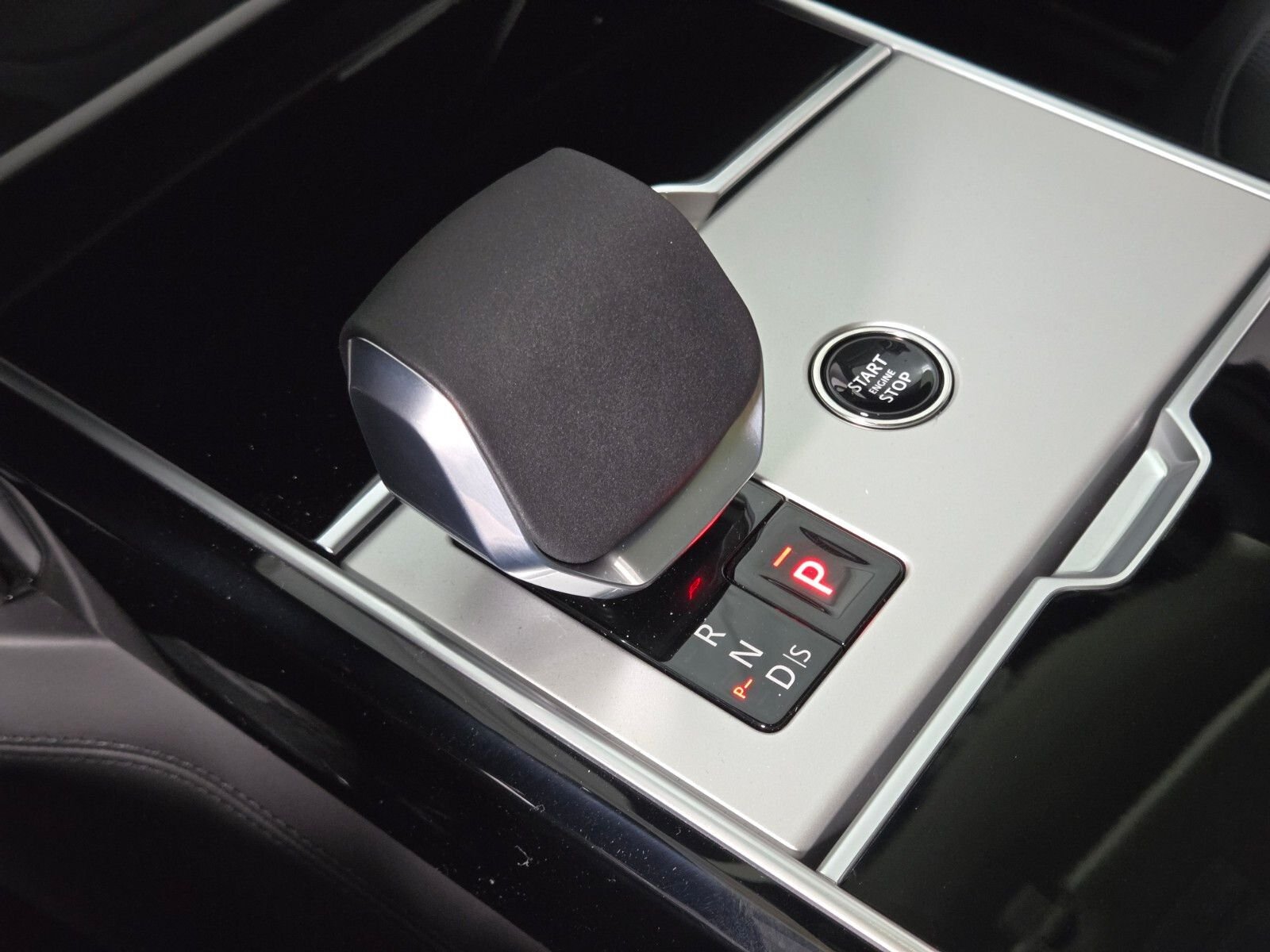 New 2026 Ostuni Pearl White Land Rover Autobiography image 32