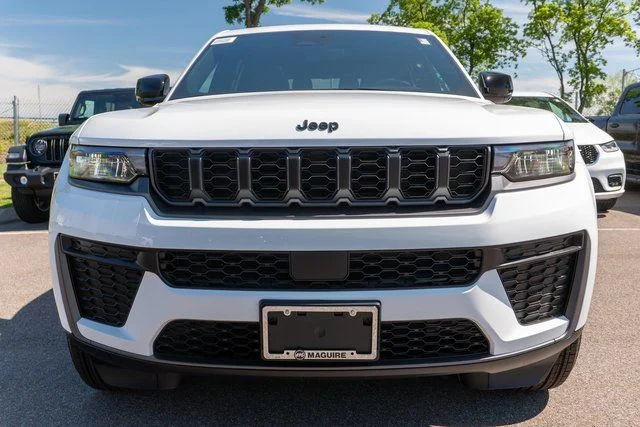 New 2026 Bright White Clear-Coat Exterior Paint Jeep Altitude image 3