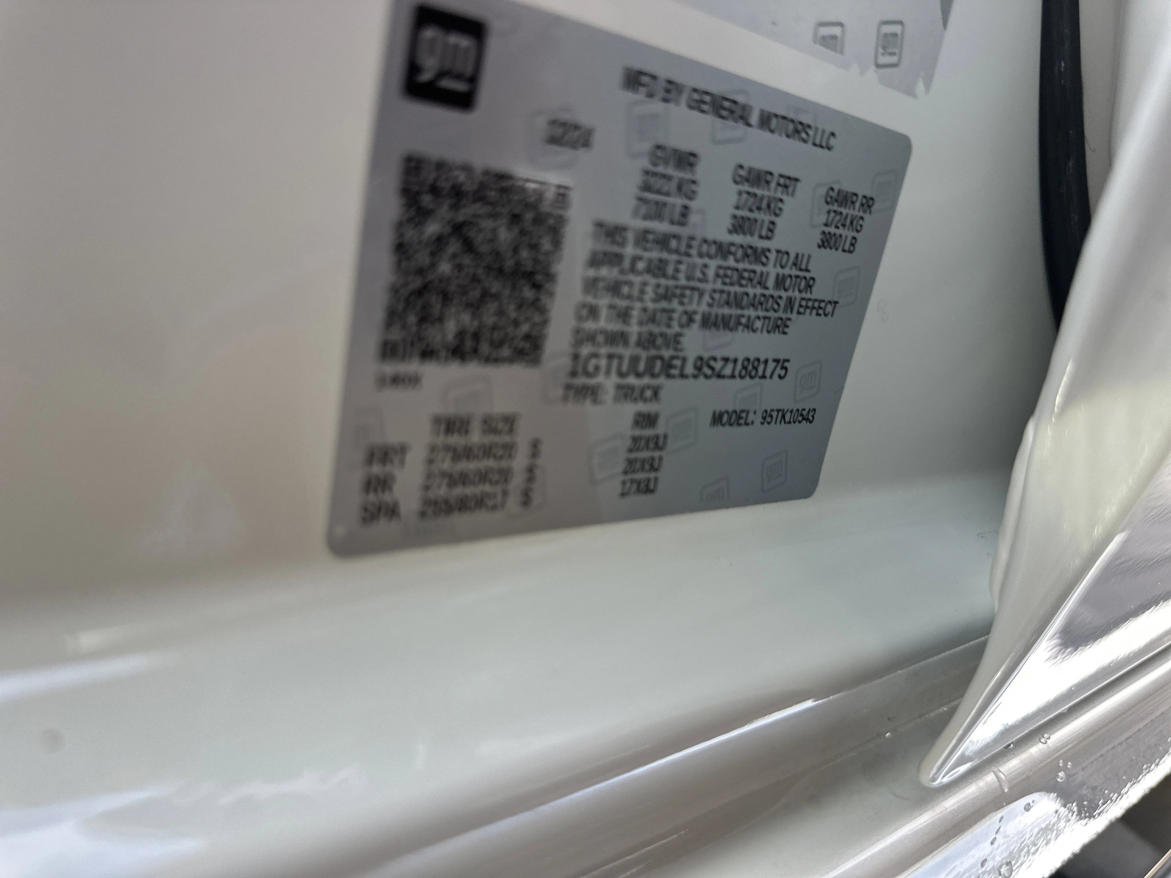Certified Used 2025 White Frost Tricoat GMC SLT image 28